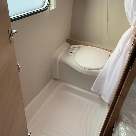 5 Sterne Wohnwagen Direkt An Der Messe - Comfortable New Caravan At Fair Trade - Floor Heating - 2 Big Beds - Fully Equipped - Auf Expo Plaza Und Messe - Klimaanlage - Fussbodenheizung - Reserved Site On Extra Cost アパート