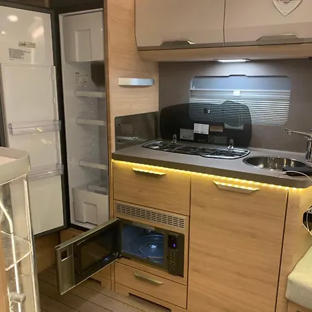 5 Sterne Wohnwagen Direkt An Der Messe - Beheizt- Inklusive Stellplatz & Wlan - New Caravan At Fairground - Inclusive Caravanparking & Wlan - Direkt Messegelaende-duschraeume Vor Ort - Kitchen - Heating